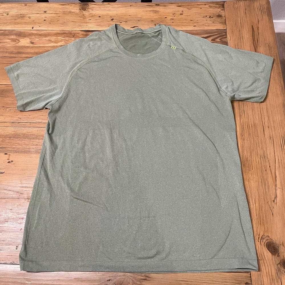 Mens Lululemon athletic shirt. Great condition!